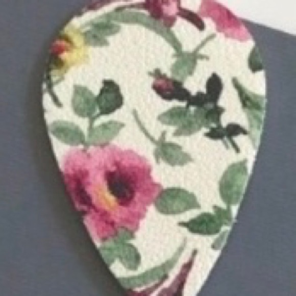 ๐ Floral Tear Drop Earrings - Picture 3 of 4